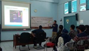 Pemberian Materi Kuliah Umum Pemakaian Kamera Thermovision oleh Bapak Ir. Tri Andhika Puri